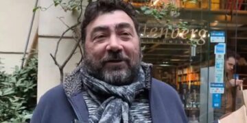 Ο πρώτος που αγόρασε την «Ιθάκη» του Τσίπρα: «Ηρθα από τα Τρίκαλα πρωί πρωί να πάρω το βιβλίο»