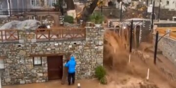 Η κακοκαιρία Adel σάρωσε τη Θάσο: Ποτάμια λάσπης οι δρόμοι, παρασύρθηκαν αυτοκίνητα – Συγκλονιστικές εικόνες