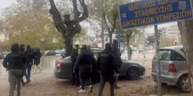 Alldaynews.gr «Είχε σχεδιάσει από μέρες τον φόνο – Εγώ ζώ από θαύμα σήμερα. Μόνο που δεν προλάβαμε να σώσουμε τη μητέρα μας», λέει ο γιος του θύματος