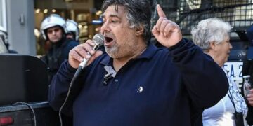 Κτηνοτρόφος έξω από το γραφείο του Κέλλα στη Λάρισα: «Βγες έξω ρε τομάρι, να σε δω στα μάτια ρε»