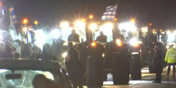 Μπλόκο στο αεροδρόμιο: Εκατοντάδες τρακτέρ «πολιορκούν» το αεροδρόμιο για την επίσκεψη Μητσοτάκη (video)