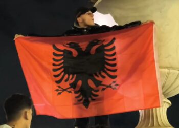 «Κόκκινη» έγινε η πλατεία Συντάγματος από Αλβανούς που γιόρτασαν την Ημέρα Ανεξαρτησίας – Σημαίες, κόρνες και χοροί