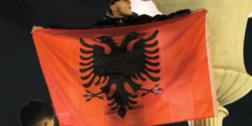 «Κόκκινη» έγινε η πλατεία Συντάγματος από Αλβανούς που γιόρτασαν την Ημέρα Ανεξαρτησίας – Σημαίες, κόρνες και χοροί