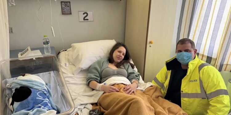 Περιπολικό μετέφερε ετοιμόγεννη που εγκλωβίστηκε λόγω της κακοκαιρίας – Έφερε στον κόσμο ένα υγιέστατο αγοράκι