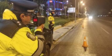 Alldaynews.gr Χειροπέδες και αυτόφωρο για γνωστό επιχειρηματία: Έτρεχε με 216χλμ. την ώρα στη λεωφόρο Βουλιαγμένης