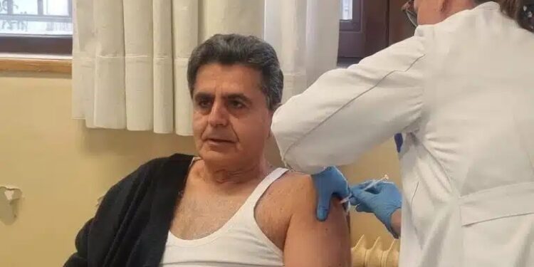 Alldaynews.gr Χαμός με άντρα στην Καστοριά που έκανε την 7η δόση του εμβολίου για τον κορωνοϊό