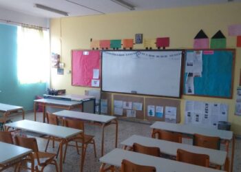 «Ζωγράφιζαν σταυρούς και αγίους όλη την ώρα» λέει γονιός για τη δασκάλα που κατήγγειλε 6χρονο μαθητή ότι τη θώπευσε