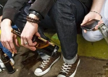 Χειροπέδες σε καθηγήτρια και σερβιτόρο για κατανάλωση αλκοόλ από μαθητές – Στο νοσοκομείο για τις πρώτες βοήθειες ένα μαθητής