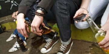 Χειροπέδες σε καθηγήτρια και σερβιτόρο για κατανάλωση αλκοόλ από μαθητές – Στο νοσοκομείο για τις πρώτες βοήθειες ένα μαθητής