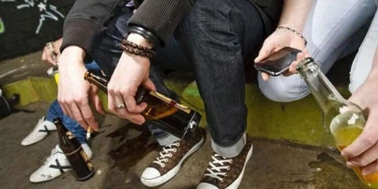 Χειροπέδες σε καθηγήτρια και σερβιτόρο για κατανάλωση αλκοόλ από μαθητές – Στο νοσοκομείο για τις πρώτες βοήθειες ένα μαθητής