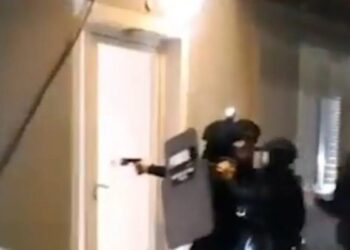 Βίντεο ντοκουμέντο από την επιχείρηση της ΕΛΑΣ για τη σπείρα που προσποιούταν τεχνικούς της ΔΕΔΔΗΕ και λογιστές με λεία 7.600.000 ευρώ