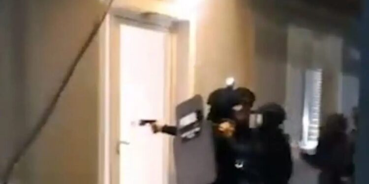 Βίντεο ντοκουμέντο από την επιχείρηση της ΕΛΑΣ για τη σπείρα που προσποιούταν τεχνικούς της ΔΕΔΔΗΕ και λογιστές με λεία 7.600.000 ευρώ