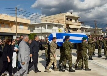 Ανείπωτος θρήνος στην κηδεία του 19χρονου που σκοτώθηκε από τη χειροβομβίδα – Τύλιξαν με την γαλανόλευκη σημαία το φέρετρό του