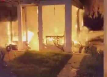 Φωτιά σε καφετέρια: Εξερράγη σόμπα υγραερίου και λαμπάδιασε το μαγαζί (video)