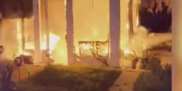 Alldaynews.gr Φωτιά σε καφετέρια: Εξερράγη σόμπα υγραερίου και λαμπάδιασε το μαγαζί (video)