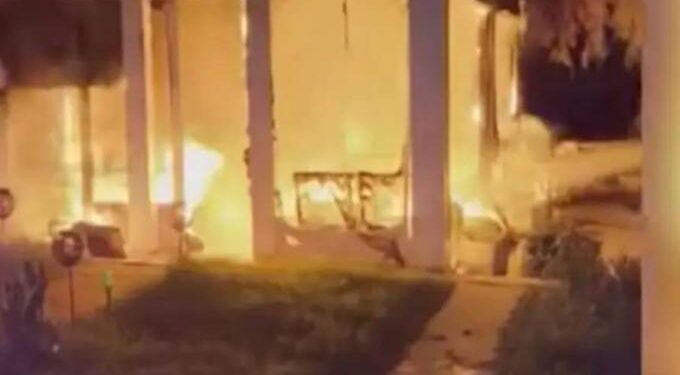 Alldaynews.gr Φωτιά σε καφετέρια: Εξερράγη σόμπα υγραερίου και λαμπάδιασε το μαγαζί (video)