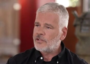 Νίκος Γρίτσης: «Έλεγαν τη μητέρα μου “μάνα του τρομοκράτη”, έφυγε από καρκίνο στα 45 της»