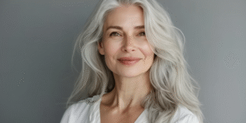 Όταν μια γυναίκα σταματά να βάφει τα μαλλιά της: Δεν είναι ζήτημα ηλικίας – είναι η επιλογή να είναι αληθινή, δυνατή και ελεύθερη