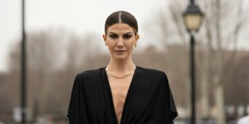 Alldaynews.gr Aν αγαπάτε το κολάν, έτσι φοριέται φέτος το χειμώνα- Ο δυναμικός τρόπος που επιστρέφει από τα 80s και τα 90s