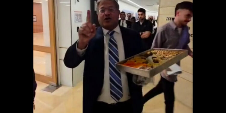 Ισραήλ: Βουλευτής κερνάει μπακλαβάδες για να γιορτάσει νομοσχέδιο που εγκρίνει τη θανατική ποινή σε Παλαιστίνιους