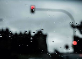 Αλλάζει ξαφνικά το σκηνικό του καιρού: Έρχονται βροχές και σκόνη – Προειδοποίηση μετεωρολόγων για έντονα φαινόμενα, οι περιοχές που επηρεάζονται