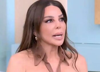 Αδιανόητο βίντεο με ανήλικο παιδί να καπνίζει ηλεκτρονικό τσιγάρο στην αγκαλιά της μαμάς του (video)