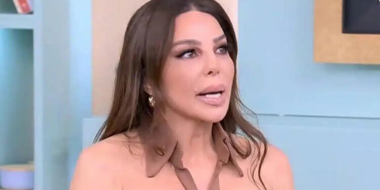 Αδιανόητο βίντεο με ανήλικο παιδί να καπνίζει ηλεκτρονικό τσιγάρο στην αγκαλιά της μαμάς του (video)