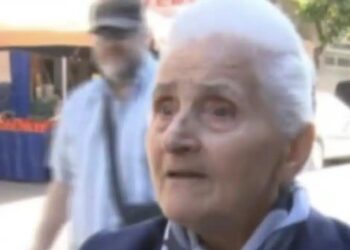 Σύμβολο η γιαγιά που βγήκε στον Λαζόπουλο και τα είπε σταράτα: Κόλλησε τους πολιτικούς στον τοίχο – «Με 360 ευρώ περνάει αυτός;»