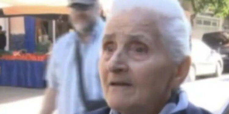 Σύμβολο η γιαγιά που βγήκε στον Λαζόπουλο και τα είπε σταράτα: Κόλλησε τους πολιτικούς στον τοίχο – «Με 360 ευρώ περνάει αυτός;»