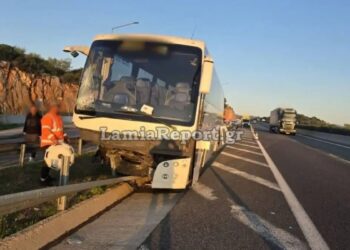 Σφοδρό τροχαίο στην εθνική οδό: Λεωφορείο έπεσε στις μπάρες (ΦΩΤΟ)
