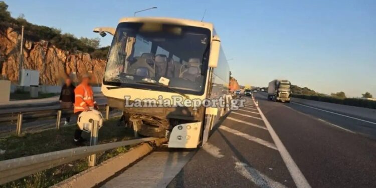 Alldaynews.gr Σφοδρό τροχαίο στην εθνική οδό: Λεωφορείο έπεσε στις μπάρες (ΦΩΤΟ)