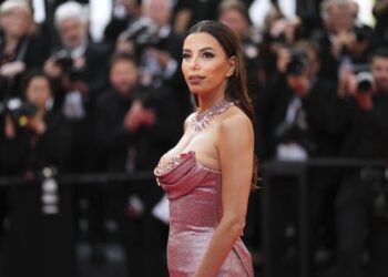 Έκοψε τα μαλλιά της και πέταξε 15 χρόνια από πάνω της-Το τέλειο κούρεμα για γυναίκες άνω των 50