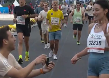 42ος Αυθεντικός Μαραθώνιος: Γονάτισε στον τερματισμό και έκανε πρόταση γάμου στη σύντροφό του – Αποθεώθηκε από τον κόσμο