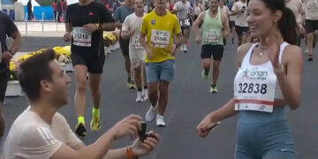 Alldaynews.gr 42ος Αυθεντικός Μαραθώνιος: Γονάτισε στον τερματισμό και έκανε πρόταση γάμου στη σύντροφό του – Αποθεώθηκε από τον κόσμο