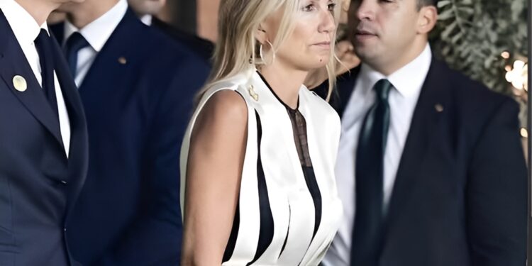 Alldaynews.gr H Μαρέβα τους τάπωσε όλους: Η αποστομωτική απάντηση της για το φόρεμα σφουγγαρίστρα-χαρτί υγείας που προκάλεσε σάλο