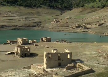 Λίμνη Μόρνου: Νέες αποκαρδιωτικές φωτογραφίες από drone – Συνεχίζει να αναδύεται το βυθισμένο χωριό Κάλλιο