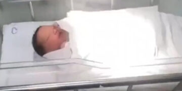 Αδιανόητο: Καθαρίστρια βρήκε ένα ζωντανό μωρό μέσα σε καζανάκι τουαλέτας