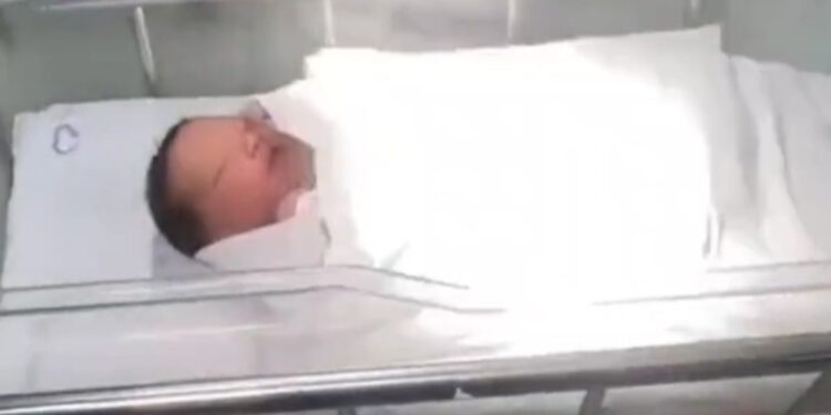 Αδιανόητο: Καθαρίστρια βρήκε ένα ζωντανό μωρό μέσα σε καζανάκι τουαλέτας