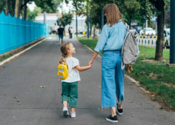 Μην ρωτάτε «πώς πήγε το σχολείο σήμερα;» – Οι 7 παραγωγικές ερωτήσεις προς τα παιδιά