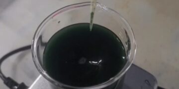 Μπλε μέλι: Η ελληνική καινοτομία που ξετρελαίνει τους τουρίστες και ταξιδεύει στον κόσμο