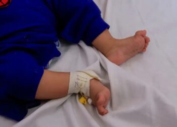 Τραγωδία: Μωρό 13 μηνών υπέστη καρδιακή προσβολή και έκαψε τη μισή του γλώσσα – Ρούφηξε το αποφρακτικό μπουκάλι σαν μπιμπερό