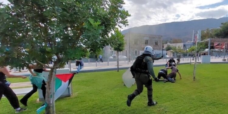 Alldaynews.gr Αστυνομικός της ασφάλειας πήγε να κάνει σύλληψη, αλλά τον χτύπησαν τα ΜΑΤ: «Δικός σας είμαι», φώναζε (video)