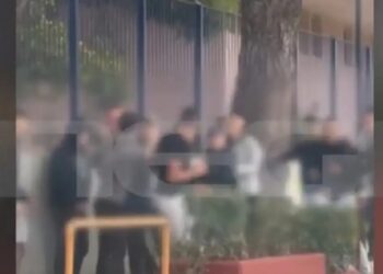 Βίντεο ντοκουμέντο: Άγριος ξυλοδαρμός μεταξύ ανηλίκων έξω από σχολείο (video)