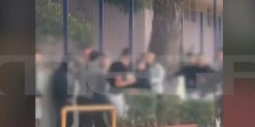 Βίντεο ντοκουμέντο: Άγριος ξυλοδαρμός μεταξύ ανηλίκων έξω από σχολείο (video)