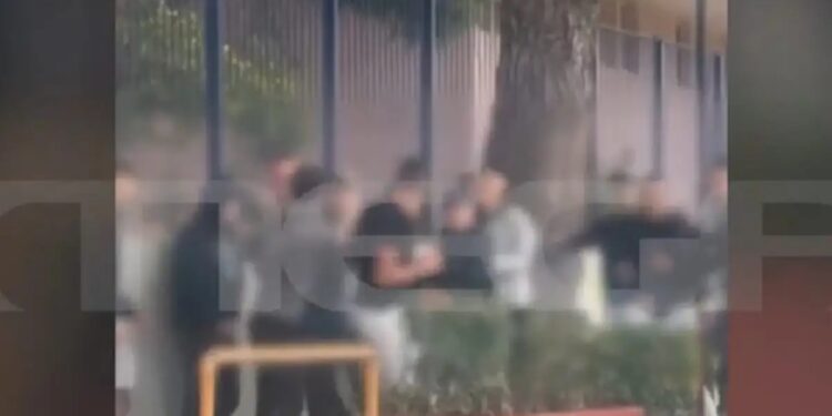 Βίντεο ντοκουμέντο: Άγριος ξυλοδαρμός μεταξύ ανηλίκων έξω από σχολείο (video)