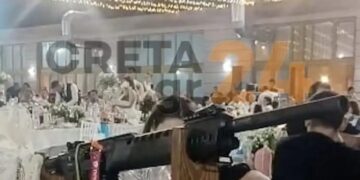 Alldaynews.gr Σε άλλο επίπεδο η οπλοκατοχή στην Κρήτη: Στολισμένο ημιαυτόματο σε τραπέζι νεόνυμφων