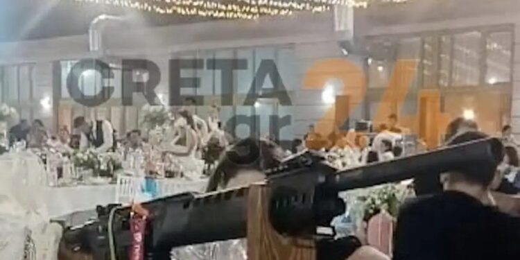 Alldaynews.gr Σε άλλο επίπεδο η οπλοκατοχή στην Κρήτη: Στολισμένο ημιαυτόματο σε τραπέζι νεόνυμφων