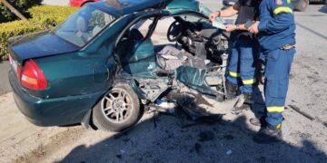 Alldaynews.gr ΕΚΤΑΚΤΟ: 2 νεκροί σε σφοδρό τροχαίο – Η πόρτα του ενός αυτοκινήτου εκτοξεύτηκε μέτρα μακριά (video)