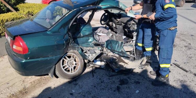 Alldaynews.gr ΕΚΤΑΚΤΟ: 2 νεκροί σε σφοδρό τροχαίο – Η πόρτα του ενός αυτοκινήτου εκτοξεύτηκε μέτρα μακριά (video)