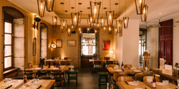 Παραδοσιακή Κρητική Κουζίνα στο Ηράκλειο: Η Φλόγα που Κρατά Ζωντανή την Παράδοση